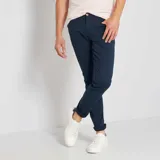 Pantalón de vestir azul marino, de corte slim fit, con bolsillos laterales y traseros.