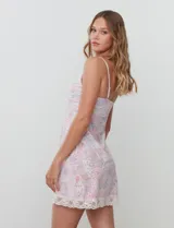 Chemise corta negra de seda fría, marca Montelle, con breteles finos regulables y apliques de encaje en el escote en V y el ruedo.