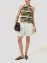 Musculosa de crochet con diseño a rayas horizontales multicolor, cuello redondo y breteles finos. Confeccionada en una mezcla de algodón orgánico, acrílico y lino orgánico.