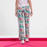 Pantalón de mujer color beige con estampado floral en amarillo y blanco, de corte recto y tiro alto.