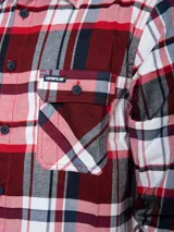 Camisa de manga larga con estampado de cuadros en tonos rojos, blancos y azul marino. Presenta cuello clásico, cierre frontal con botones, dos bolsillos en el pecho con solapa y puños ajustables.
