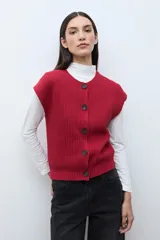 Chaleco tejido de punto acanalado en color rojo, con cuello redondo y cierre frontal de botones oscuros.