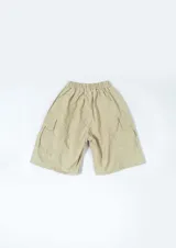 Short color marrón claro, de corte ancho y largo hasta la rodilla, con cintura elástica y múltiples bolsillos tipo cargo.