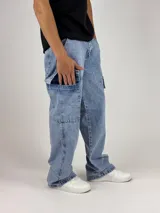 Pantalón de jean celeste con lavado ácido, corte ancho (baggy) y múltiples bolsillos cargo.