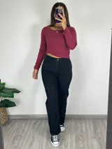 Pantalón de jean negro de corte wide leg, tiro alto y bolsillos delanteros y traseros.