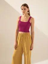 Top negro al cuerpo de hilado net de mano fría, largo a la cintura con breteles.