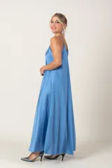 Vestido largo color gris plateado, de viscosa, con breteles finos y corte acampanado.