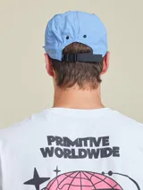 Gorro tipo trucker Rusty, color gris con visera negra y logo de la marca estampado en el frente.