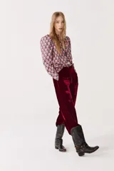 Pantalón de tiro medio-alto confeccionado en terciopelo color bordó, con diseño de piernas anchas y cintura elástica.