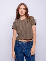 Remera corta color marrón de morley, ceñida al cuerpo y de manga corta.