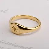 Anillo dorado con sello de estrella.
