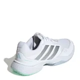 Championes Adidas GameCourt 3 All Court para mujer, color blanco con las icónicas tres tiras plateadas en los laterales. Diseñados con mediasuela LIGHTMOTION para amortiguación liviana, suela Adiwear resistente y capellada textil con malla transpirable.