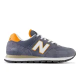 Championes urbanos New Balance modelo 574, color gris azulado con detalles en naranja y blanco. Confeccionados en una combinación de ante y malla, cuentan con el logo 'N' lateral, entresuela con tecnología ENCAP para mayor sujeción y suela con diseño moteado.