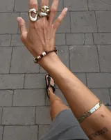 Esclava rígida de diseño artesanal con textura irregular y acabado metálico, ideal para uso diario.