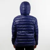 Campera puffer azul marino de nylon, con capucha y cierre frontal.