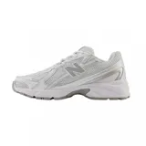 Championes New Balance modelo 740, de diseño deportivo en color blanco con detalles plateados. Presentan una estructura de malla transpirable con refuerzos sintéticos, logo N lateral y suela con tecnología ABZORB para mayor amortiguación.
