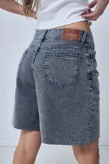Bermuda de jean azul con corte recto y ruedo desflecado.
