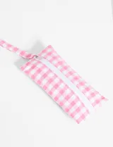 Monedero rectangular de poliéster con estampado de cuadrillé celeste y blanco, cierre superior con cremallera y tira de agarre lateral.