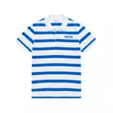 Remera polo Lacoste de manga corta con diseño de rayas horizontales blancas y azules, cuello camisero con cierre de dos botones y detalle de estampado gráfico en el pecho.