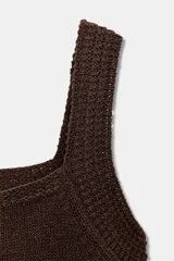 Top corto de tejido de punto color marrón oscuro, con escote cuadrado y tirantes anchos. Presenta un detalle de calado tipo crochet en el ruedo con borde festoneado.