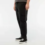 Pantalón cargo de corte recto en color negro, con bolsillos laterales tipo cargo y cierre frontal con botón y cremallera.