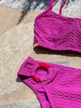 Top de bikini negro estilo corset con aro, forrado, con breteles regulables y ajuste mediante cordones en la espalda.