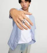 Anillo de aleación de metales con baño de plata de ley, presenta un diseño moderno con un cristal negro de corte rectangular engastado.