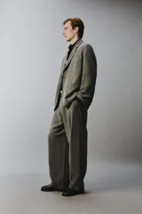 Blazer de corte relaxed fit confeccionada en tejido con mezcla de modal, en color verde militar. Presenta cuello con solapas de muesca, cierre frontal con un botón, bolsillos de vivo en el pecho y bolsillos con solapa en la cadera. Forro interior a rayas y abertura en el centro de la espalda.