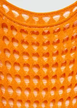 Vestido largo de punto calado color naranja, con cuello redondo y mangas largas acampanadas. Diseño de tejido abierto con textura geométrica.