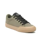 Championes de skate color verde oliva con suela marrón, cordones negros y detalles en negro en el cuello.