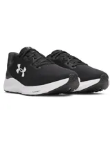 Championes de running Under Armour modelo Charged Pursuit 4, color negro con suela blanca. Presentan una parte superior de malla transpirable, acolchado en el tobillo y entresuela Charged Cushioning para mayor amortiguación y respuesta.