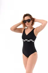 Malla enteriza negra con escote en V y detalle de trenza en la cintura.