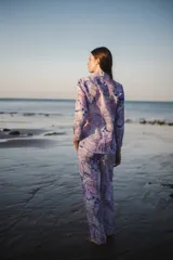 Camisa de manga larga con cuello y botones, confeccionada en lino y algodón con estampado de flores y la palabra 'Amor' en azul.