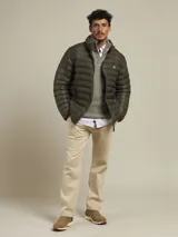 Campera puffer color bordó con cierre frontal y bolsillos laterales con cierre.