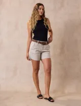 Short color beige de algodón con cinturón trenzado marrón, pretina con pasadores, botón y cierre.