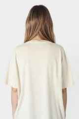 Remera beige de corte holgado con estampado de copas de cóctel y la palabra 'CIN CIN' en color borgoña.