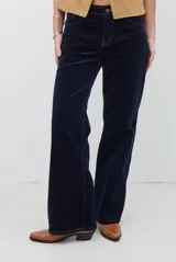 Pantalon de corte recto confeccionado en pana, con cintura media y cierre frontal.
