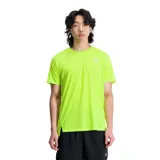 Remera deportiva New Balance color verde flúor de poliéster reciclado, con tecnología NB DRYx de secado rápido, corte atlético, cuello redondo y detalles reflectantes.