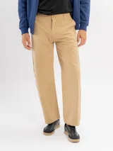 Pantalón estilo carpintero de corte regular y tiro medio, confeccionado en algodón resistente. Presenta bolsillos laterales, traseros y utilitarios, con cierre de botón y cremallera y terminación de pierna recta.