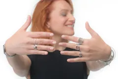 Anillo ancho de plata 925 con diseño calado de arabescos.