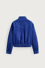 Sobrecamisa regular fit de Zara, confeccionada en pana de algodón color azul con efecto lavado. Cuenta con cuello solapa, manga larga con puño y botón a presión, bolsillos frontales de plastrón con solapa y cierre de cremallera.