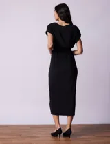 Vestido midi plisado color azul marino, con escote en V y lazo de ajuste en la cintura.