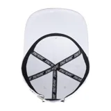 Gorra blanca de visera plana con logo de Santa Cruz en el frente.