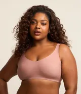 Soutien plus size Fita Up modelo Comfort, confeccionado en microfibra ligera respirable y elástica de color rosado. Diseño sin aro, con copas flexibles y terminaciones con corte a láser para mayor comodidad.