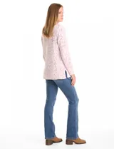 Buzo de chenille con textura jaspeada, cuello bote y manga larga. Presenta un diseño de tejido acanalado con aberturas laterales en el ruedo.