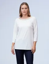 Blusa blanca de tejido elastizado marca Ruby Rd. Tiene escote redondo con aplique metálico y mangas 3/4.