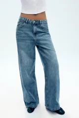 Jeans wide leg de tiro alto, color azul con efecto deslavado, cintura con trabillas, diseño de cinco bolsillos y cierre frontal con cremallera y botón metálico.