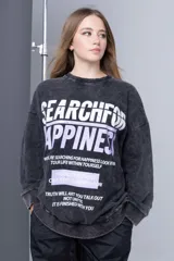 Buzo gris oscuro con estampa frontal con letras blancas y violetas.