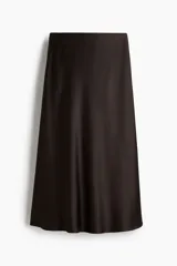 Pollera midi de corte al bies con acabado satinado, tiro alto y elástico oculto en la cintura.