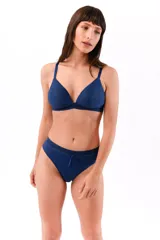 Conjunto de lencería compuesto por un soutien con copas preformadas sin aro y una bombacha tipo vedetina, ambos confeccionados en microfibra lisa con detalle de lazo frontal.